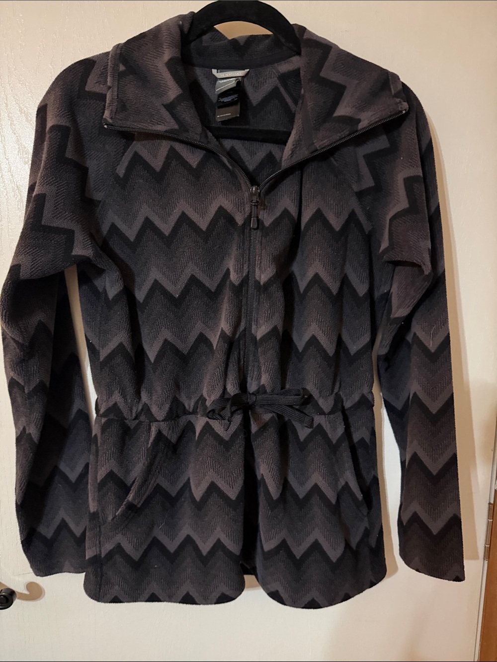 The North Face Women's Chevron Zip Utility Jacket in Black and Gray